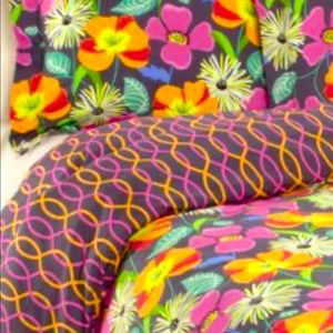 Vera Bradley full/queen comforter with pillow shams